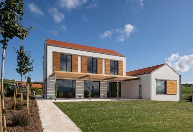 'Casa en Puente Avíos'. Una arquitectura que, «sin ser estrictamente vernácula, dialoga con lo local desde una estética contenida pero refinada, cuya riqueza se percibe plenamente solo en la experiencia cercana».
